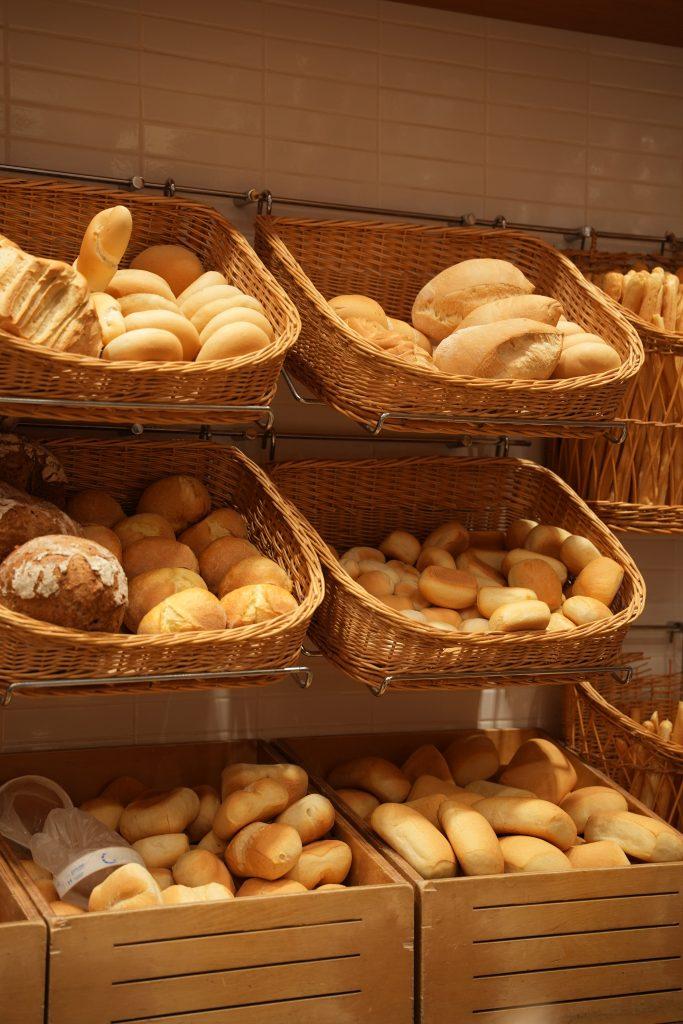Pane ligure artigianale a crosta dorata prodotto ogni giorno nel laboratorio della Pasticceria Rolfi, Diano Marina