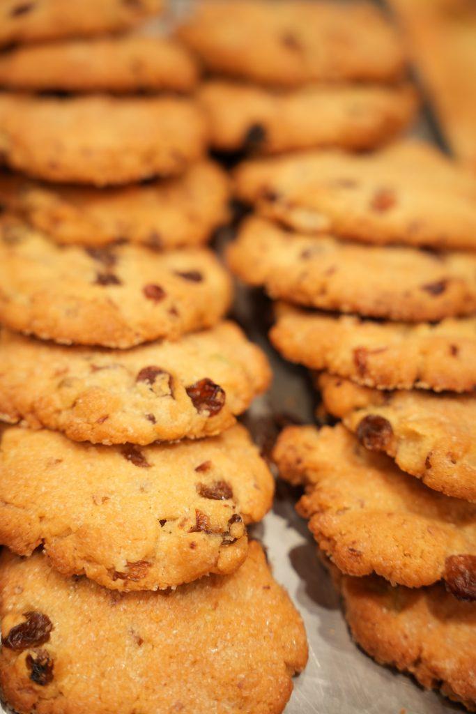 Pandolce ligure artigianale con uvetta, canditi e pinoli — dolce tradizionale natalizio della Riviera di Ponente