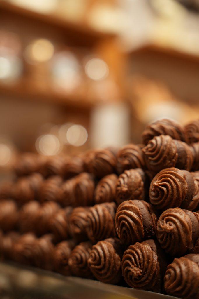 Baci di Diano Marina artigianali — biscotti alle mandorle e cacao tipici della Riviera ligure, specialità della Pasticceria Rolfi